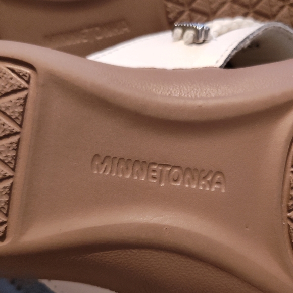 Like-New Minnetonka Sandals Sz 7M - Picture 7 of 8